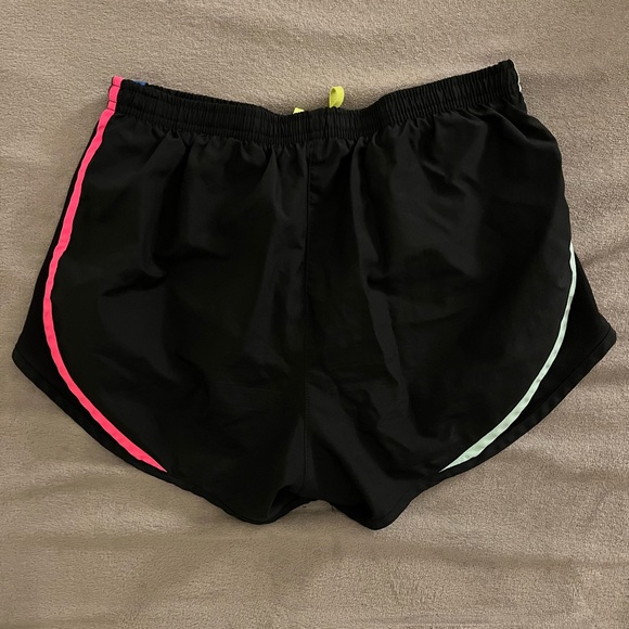 Women’s Nike Dri-Fit Shorts Size M Black/Multicolored - Picture 2 of 2